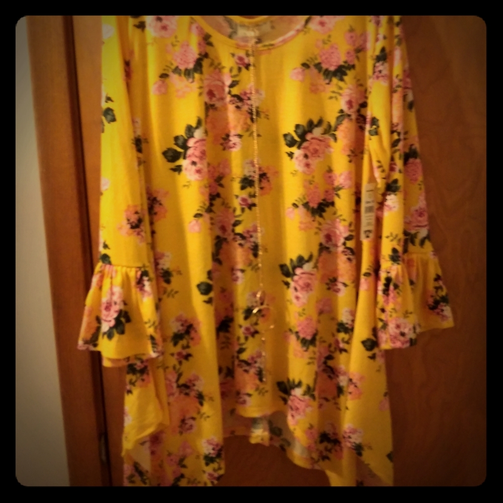 💥SALE💥2 FOR $16 NWT PLUS SIZE Yellow Floral Top
